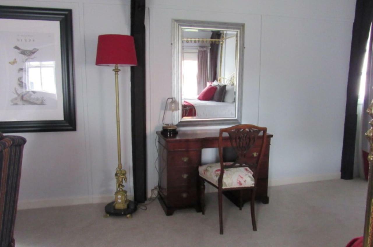 The Old Vicarage Hotel & Restaurant บริดจ์วอเตอร์ ภายนอก รูปภาพ A dressing table