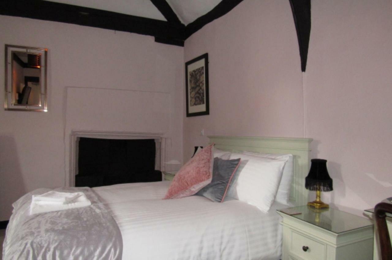 The Old Vicarage Hotel & Restaurant บริดจ์วอเตอร์ ภายนอก รูปภาพ A bedroom at the Old Mill